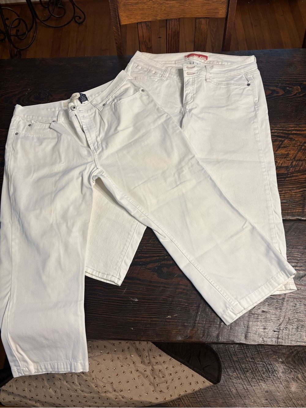 2 pair GAP White women’s capri Jeans